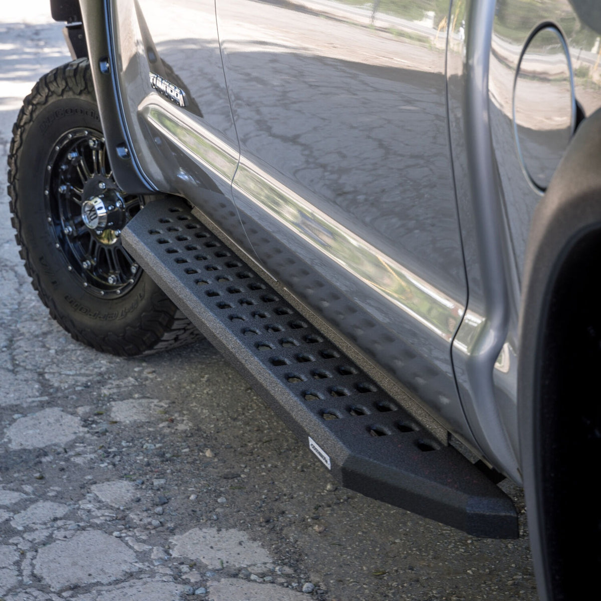 2014-2019 GM 1500/GM HD RB20 Running Boards with Mounting Brackets Kit, Powder Coated (69404787T) | Dirty Garage