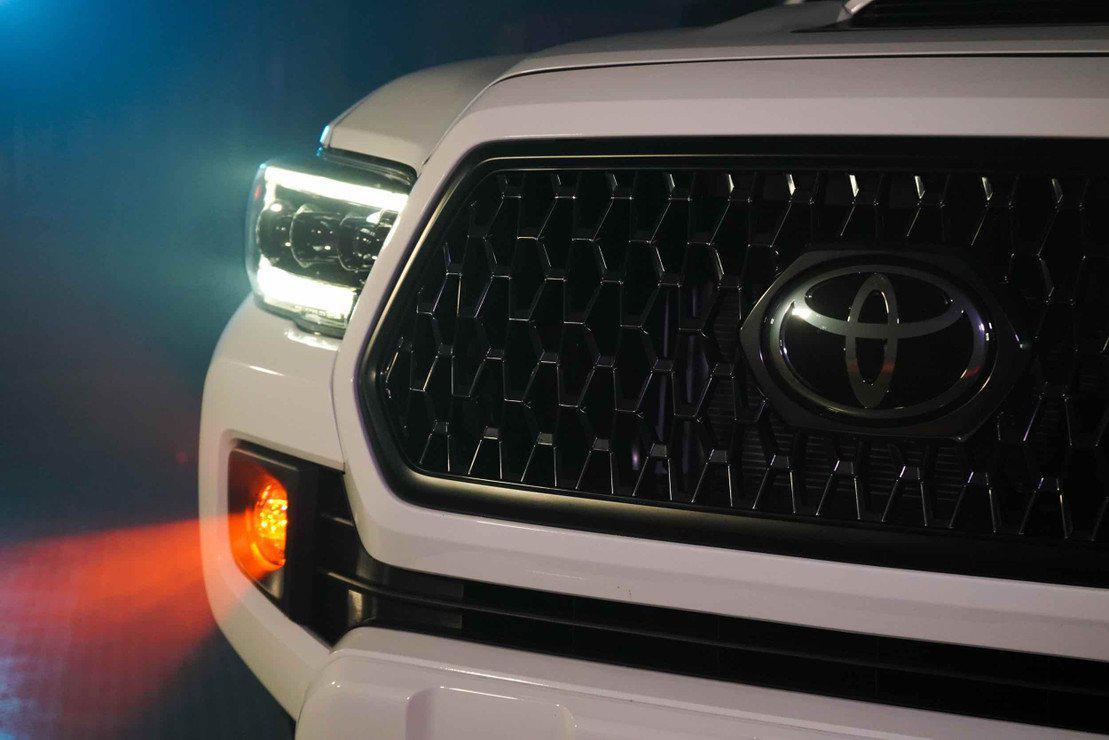 Universal Toyota Oval XB LED Fog Light (LF220)